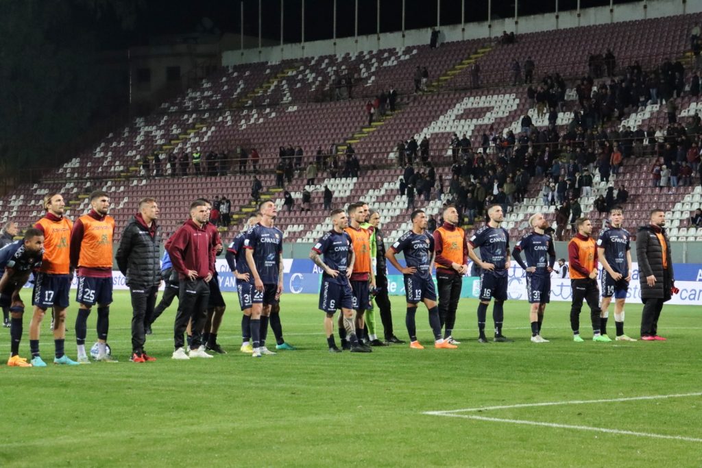 Reggina-Brescia calciatori sconsolati sotto la Curva