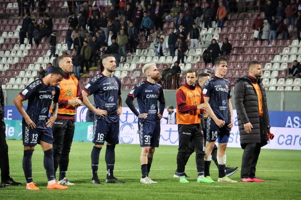 Reggina-Brescia calciatori sconsolati sotto la Curva