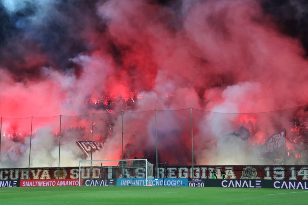 Reggina-Brescia coreografia fumogeni Curva Sud tifosi Granillo