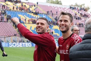 Reggina-Venezia Liotti e Crisetig festeggiano sorridenti a fine gara