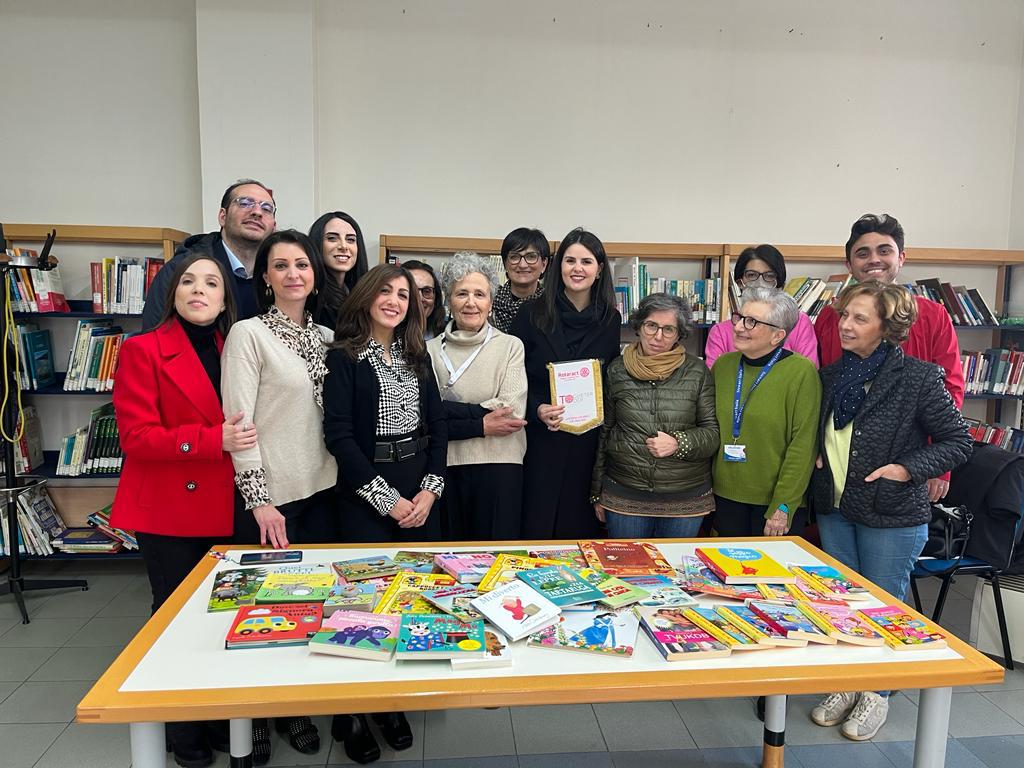 Rotaract donazione libri bambini biblioteca