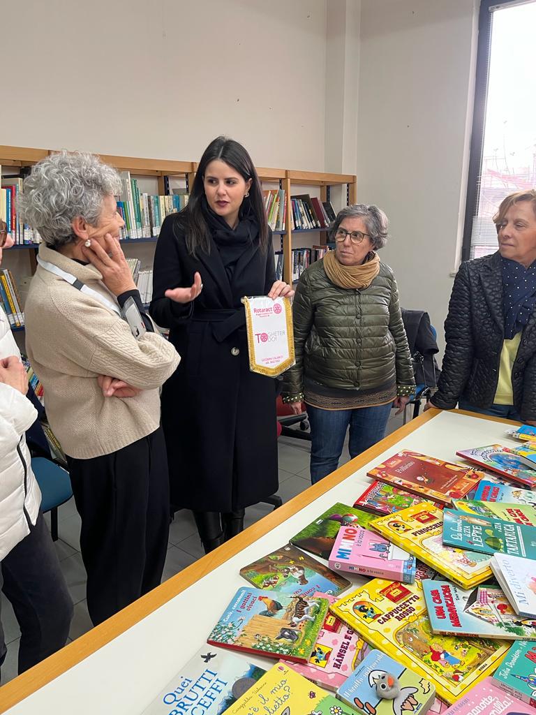 Rotaract donazione libri bambini biblioteca
