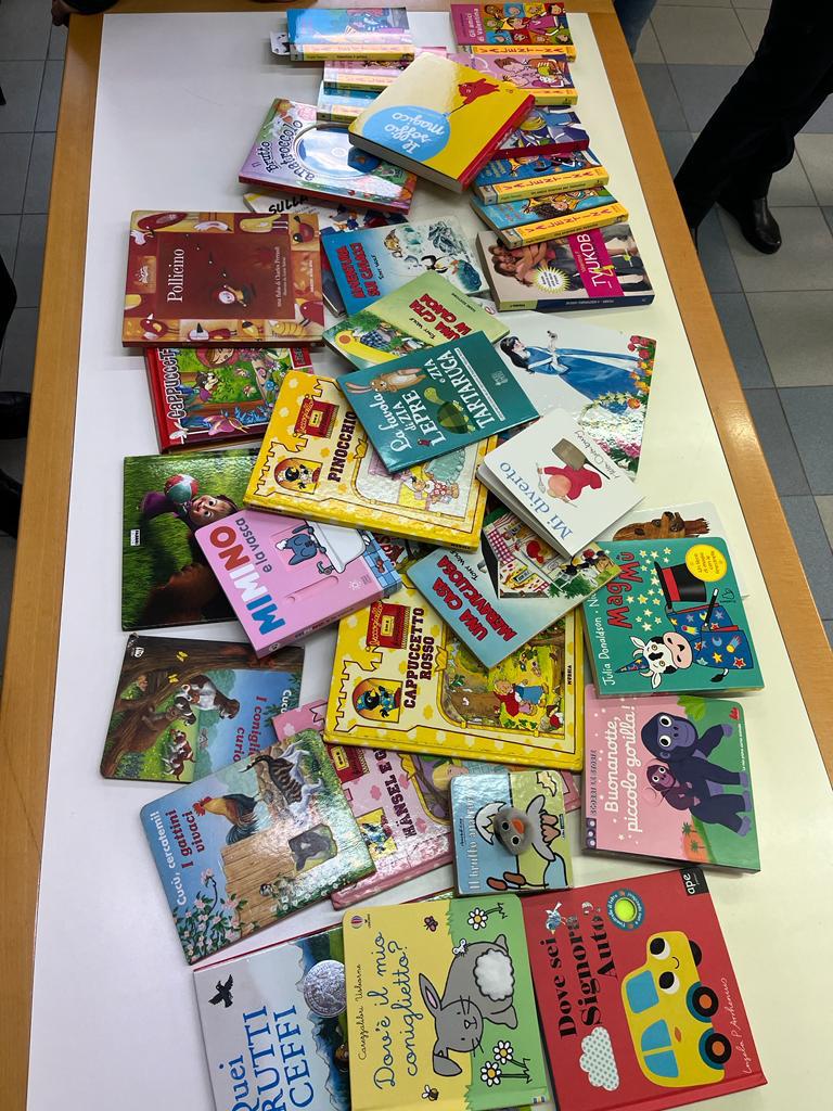 Rotaract donazione libri bambini biblioteca