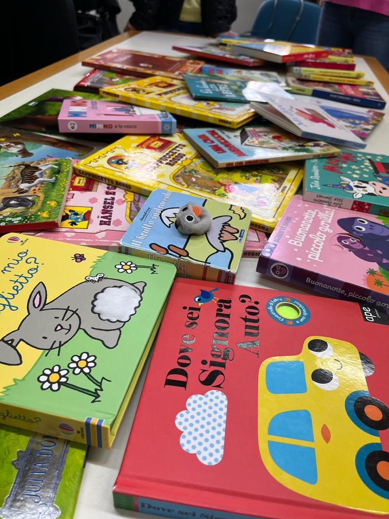 Rotaract donazione libri bambini biblioteca