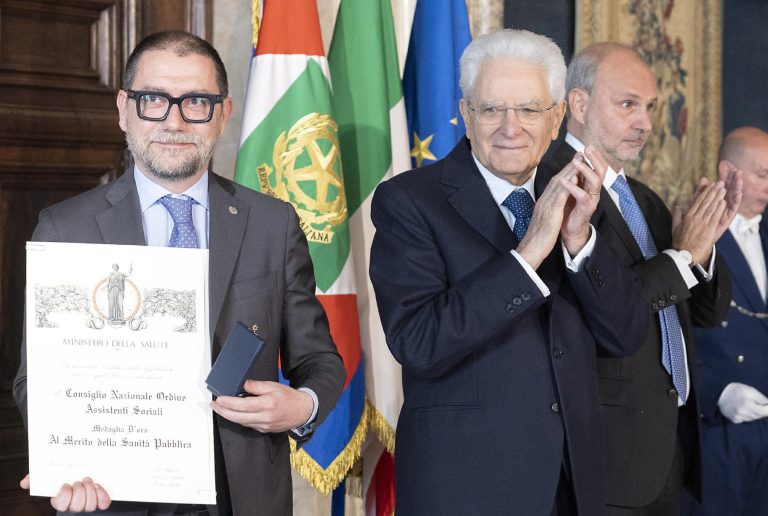 Sergio Mattarella consegna la medaglia d'oro Al Merito della Sanità Pubblica al Consiglio Nazionale Ordine Assistenti Sociali, ritira Gianmario Gazzi