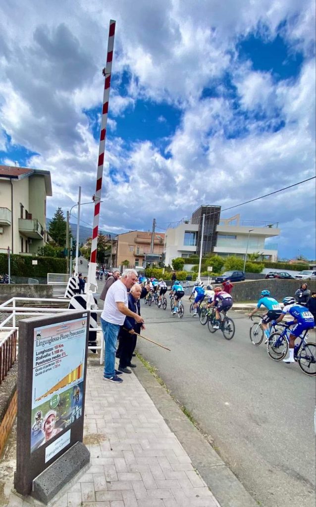 Tifoso 100 anni passaggio Giro di Sicilia Parco Ciclistico Etna