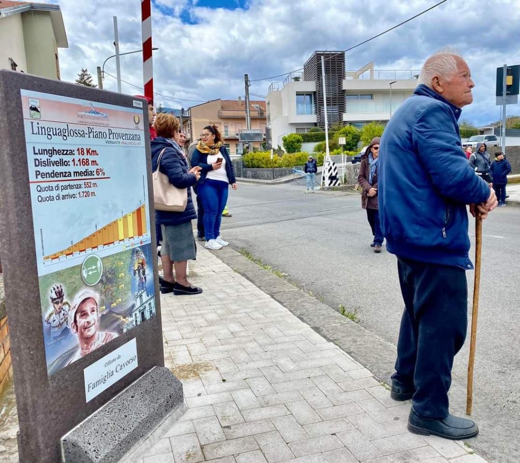 Tifoso 100 anni passaggio Giro di Sicilia Parco Ciclistico Etna