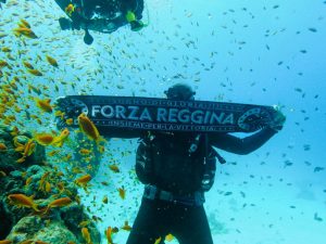 Tifoso con sciarpa Reggina a -30 nel Mar Rosso