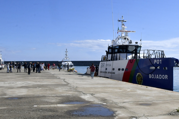 arrivo migranti a crotone con yacht