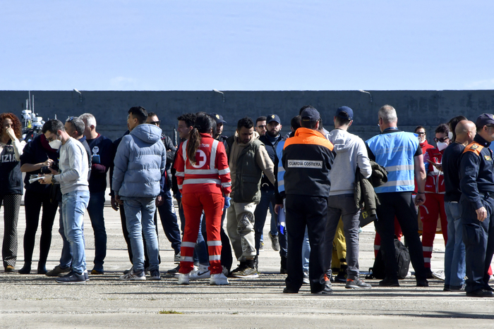 arrivo migranti a crotone con yacht