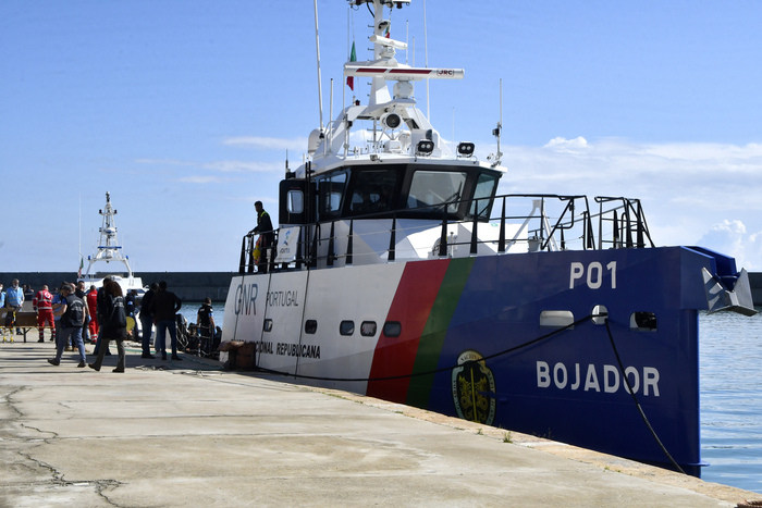 arrivo migranti a crotone con yacht
