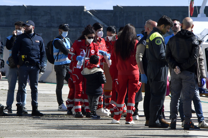 arrivo migranti a crotone con yacht