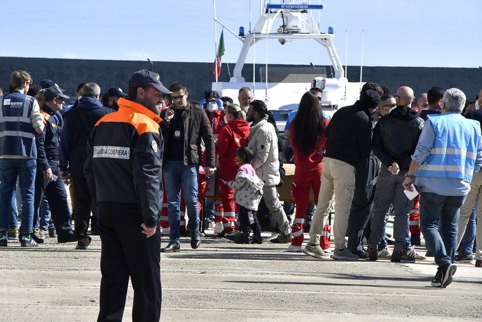 arrivo migranti a crotone con yacht