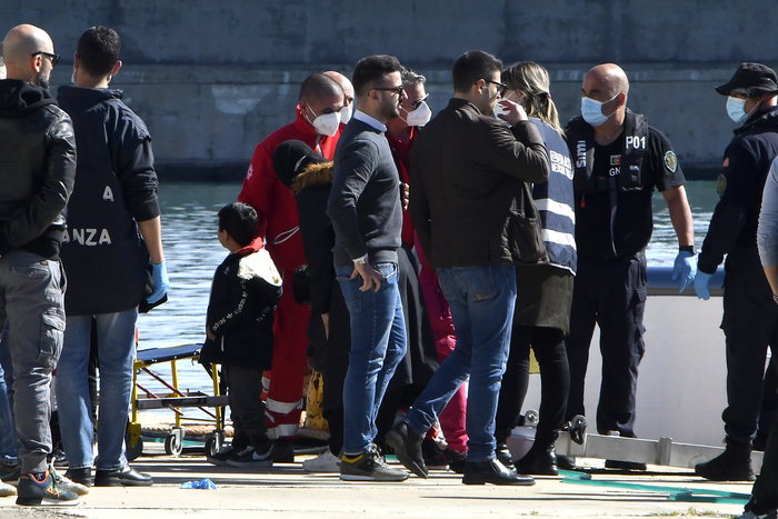 arrivo migranti a crotone con yacht