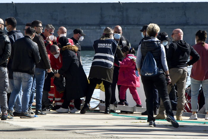 arrivo migranti a crotone con yacht