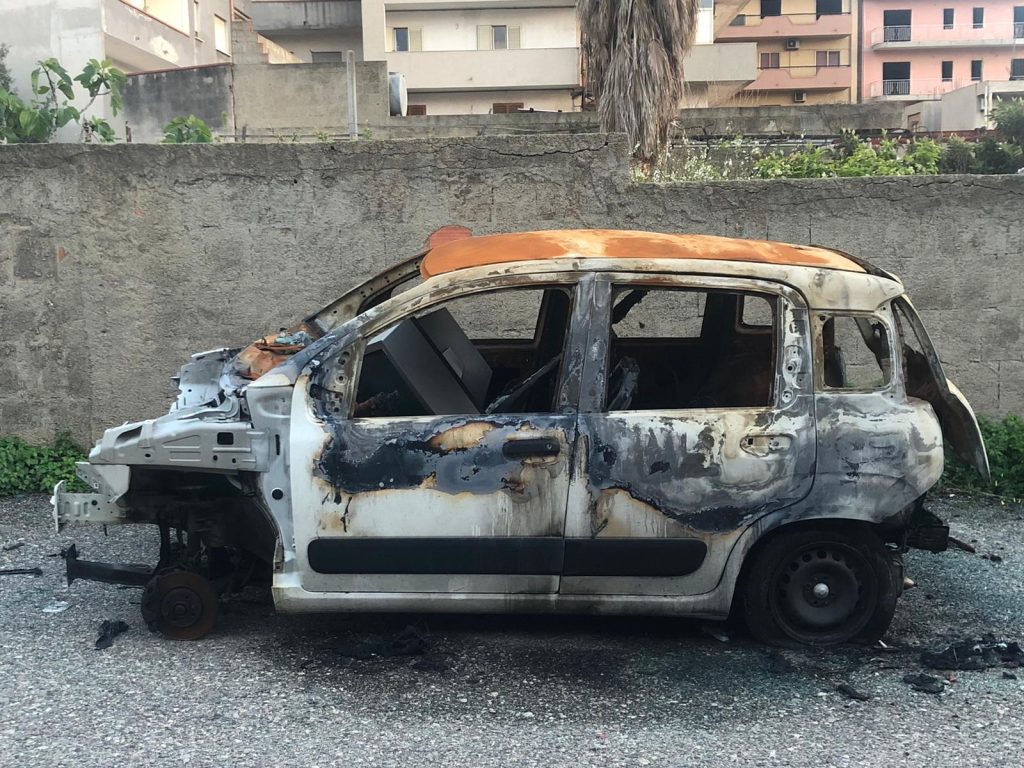 auto incendiata centro noi ragazzi di oggi