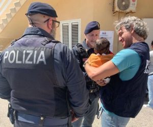 bimbo adottato polizia
