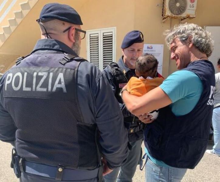bimbo adottato polizia