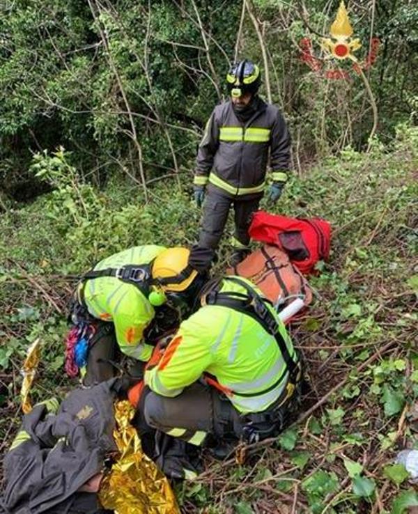 cade in un dirupo vigili del fuoco