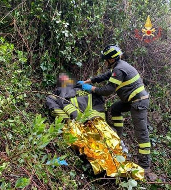cade in un dirupo vigili del fuoco