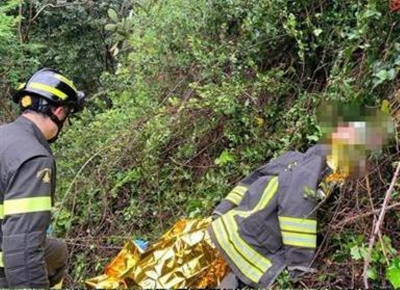 cade in un dirupo vigili del fuoco