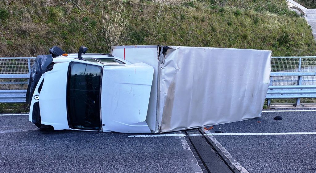 furgone ribaltato bagnara