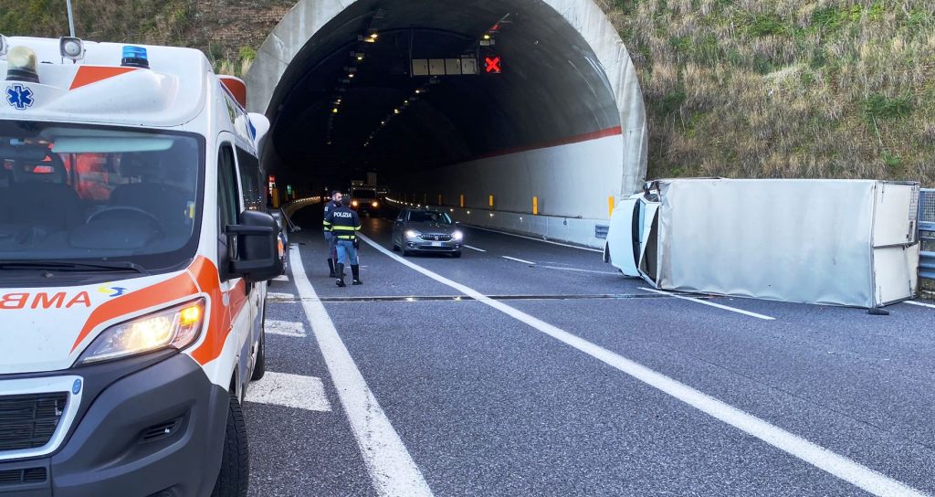 furgone ribaltato bagnara