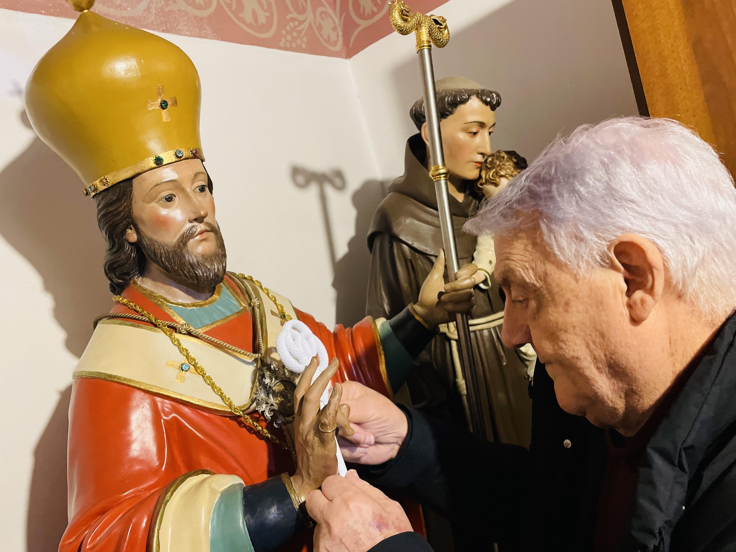 il maestro orafo Gerardo Sacco prende le misure per la Chiave della Città a Sant’Atanasio