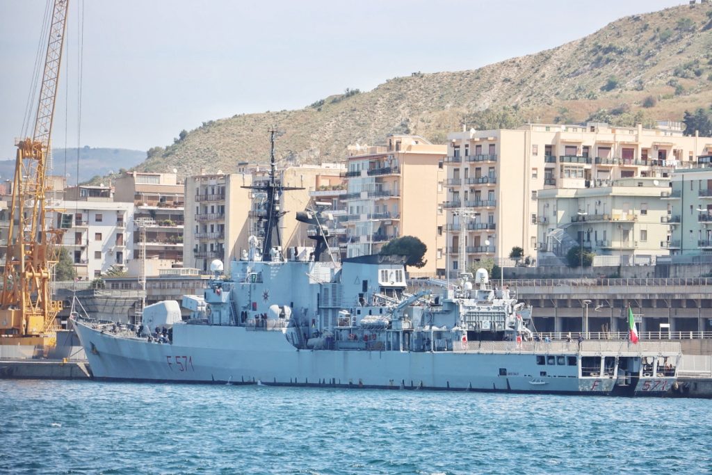 L'omaggio di Reggio Calabria alla nave Grecale della Marina Militare ...