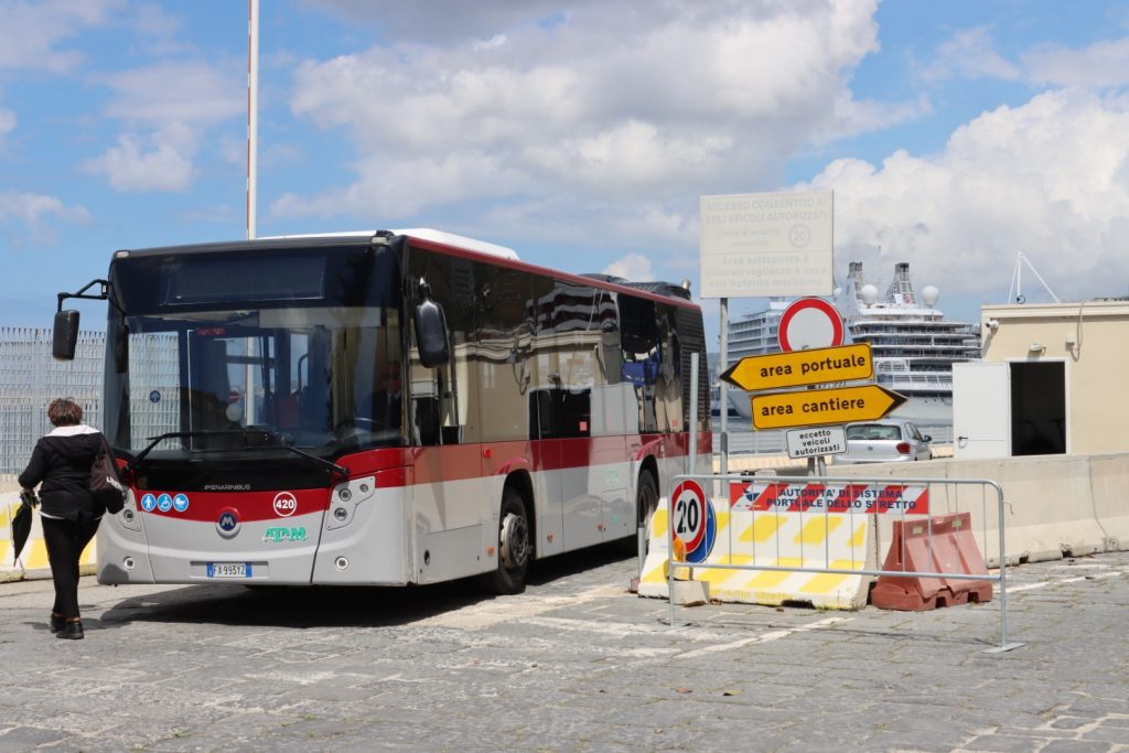 turisti nave da crociera lungomare