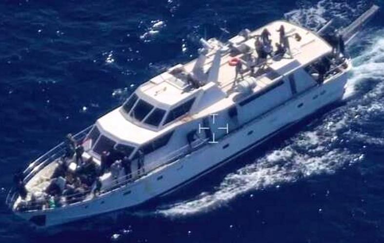 yacht con migranti a crotone