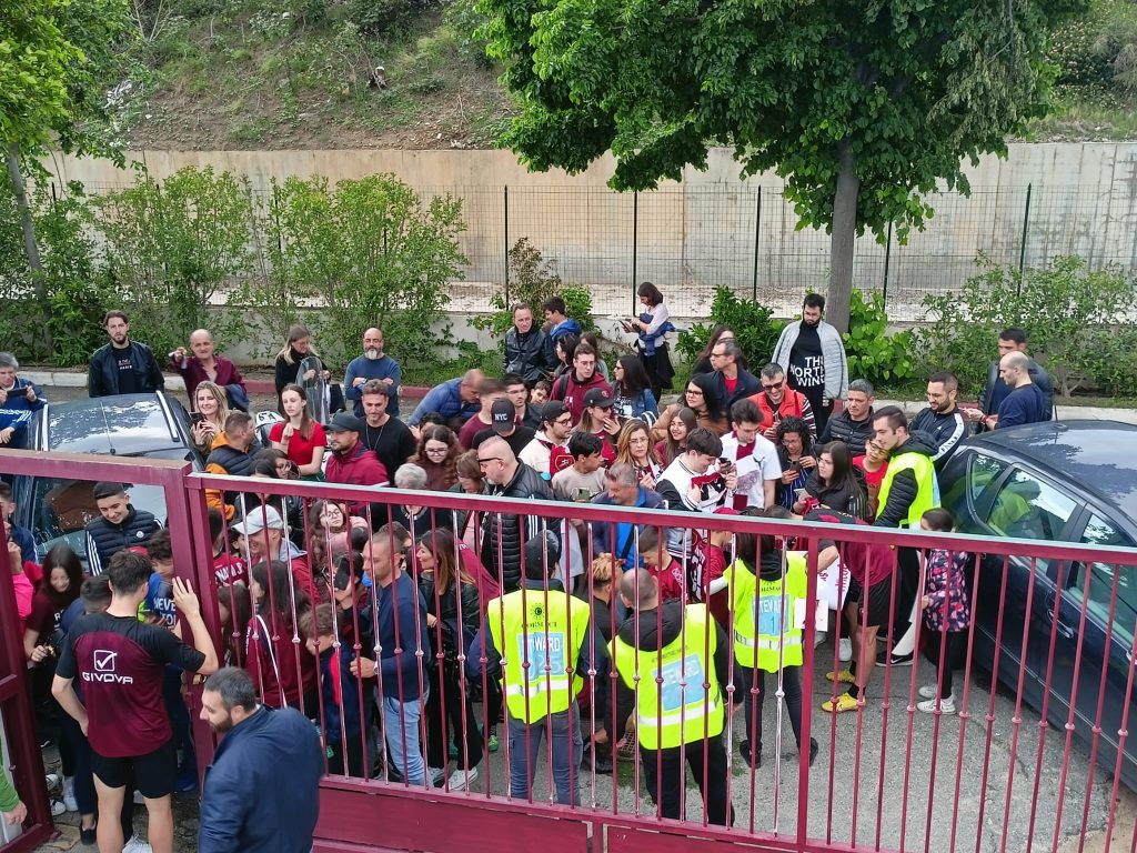 Selfie e autografi calciatori Reggina ai tifosi al Sant'Agata