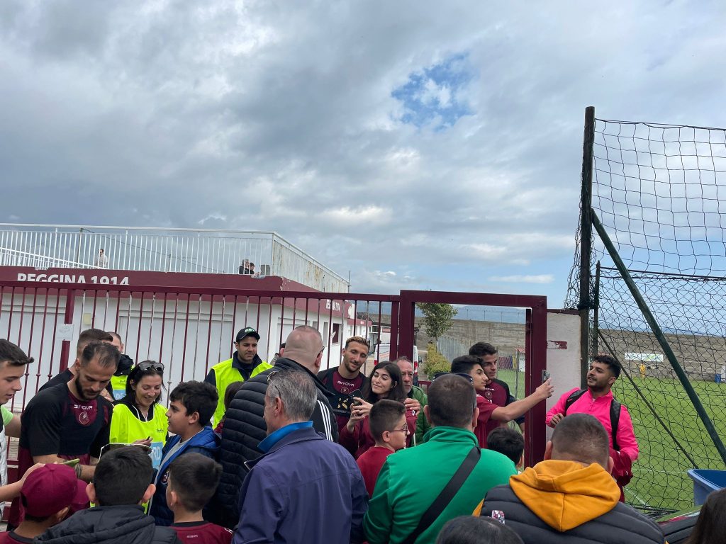 Selfie e autografi calciatori Reggina ai tifosi al Sant'Agata