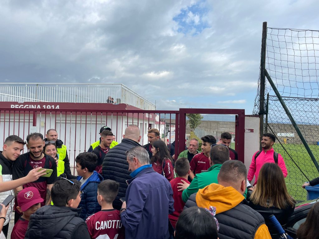 Selfie e autografi calciatori Reggina ai tifosi al Sant'Agata