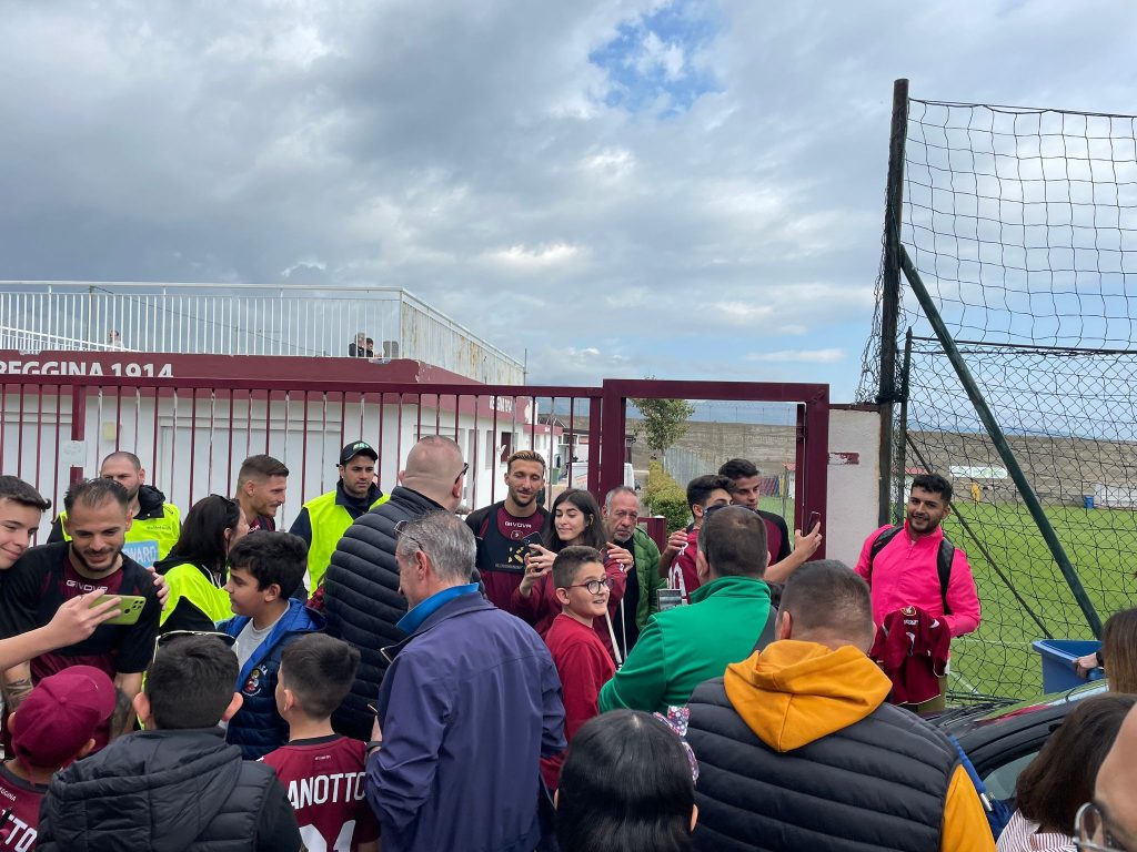 Selfie e autografi calciatori Reggina ai tifosi al Sant'Agata