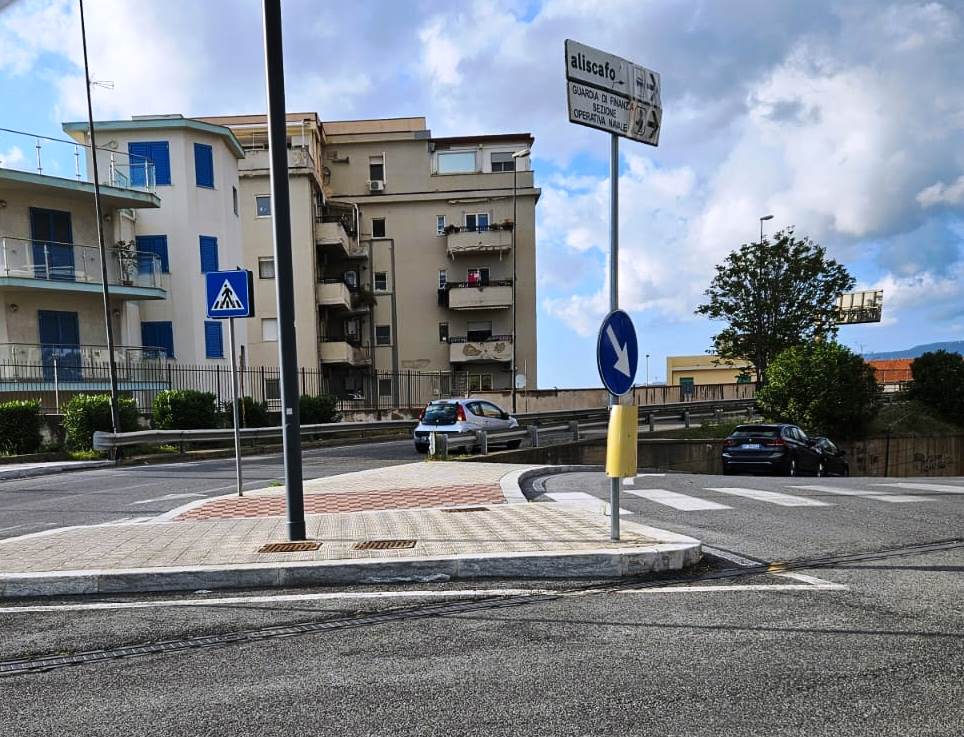 Auto in contromano sopraelevata Porto
