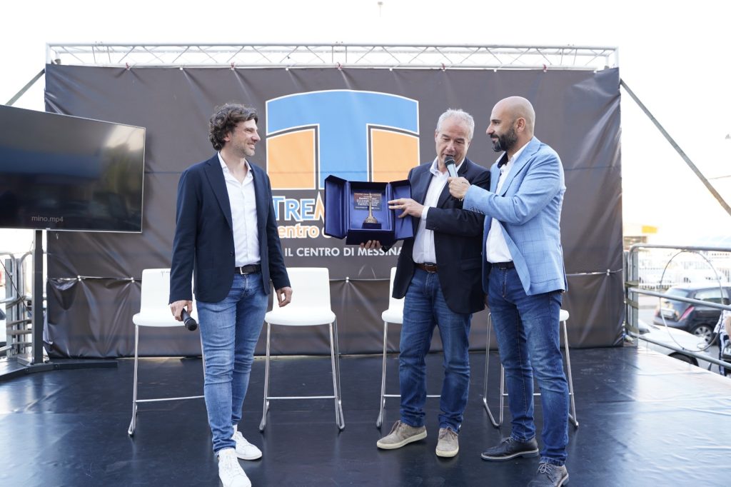 La consegna a Maurizio Licordari del premio messinesità Mino Licordari