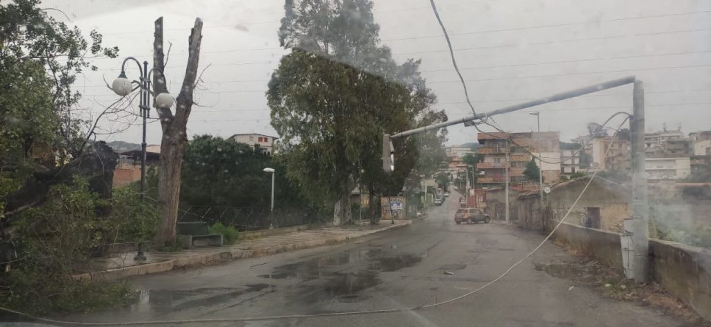 Lampione spezzato vento Sala di Mosorrofa