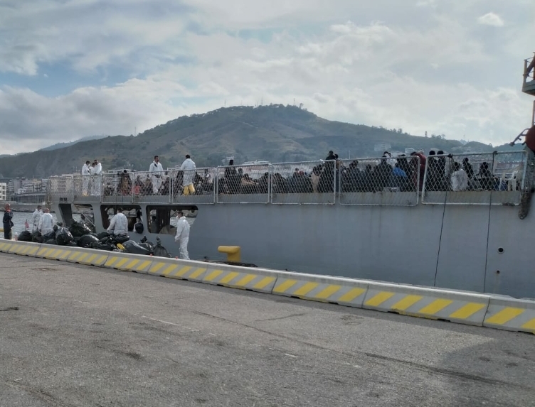 Migranti porto reggio calabria