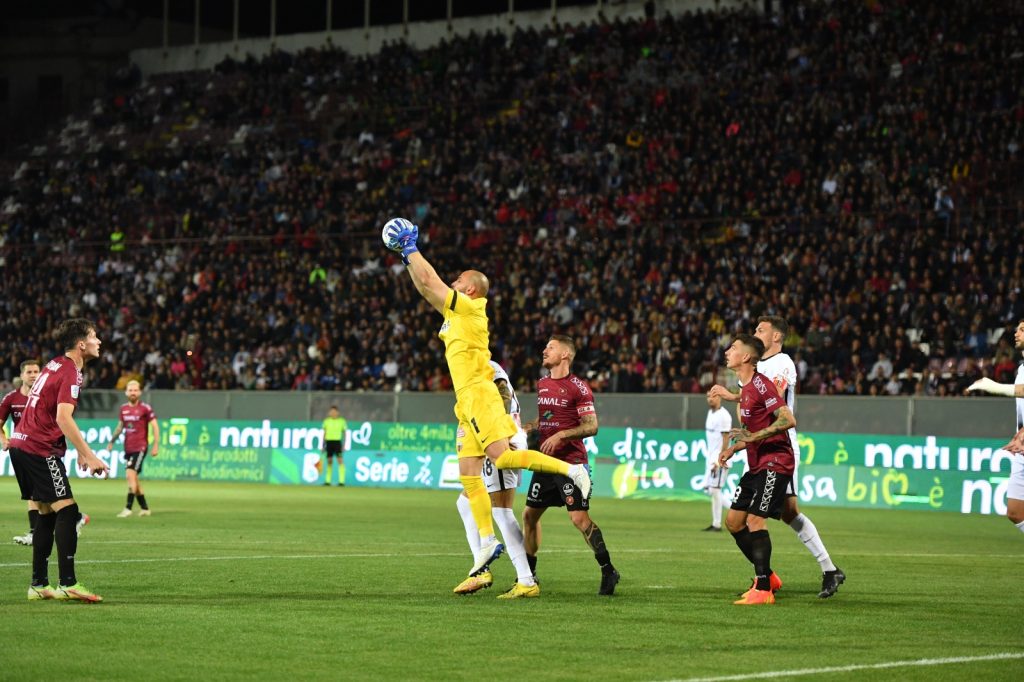 Reggina-Ascoli Leali esce in presa alta