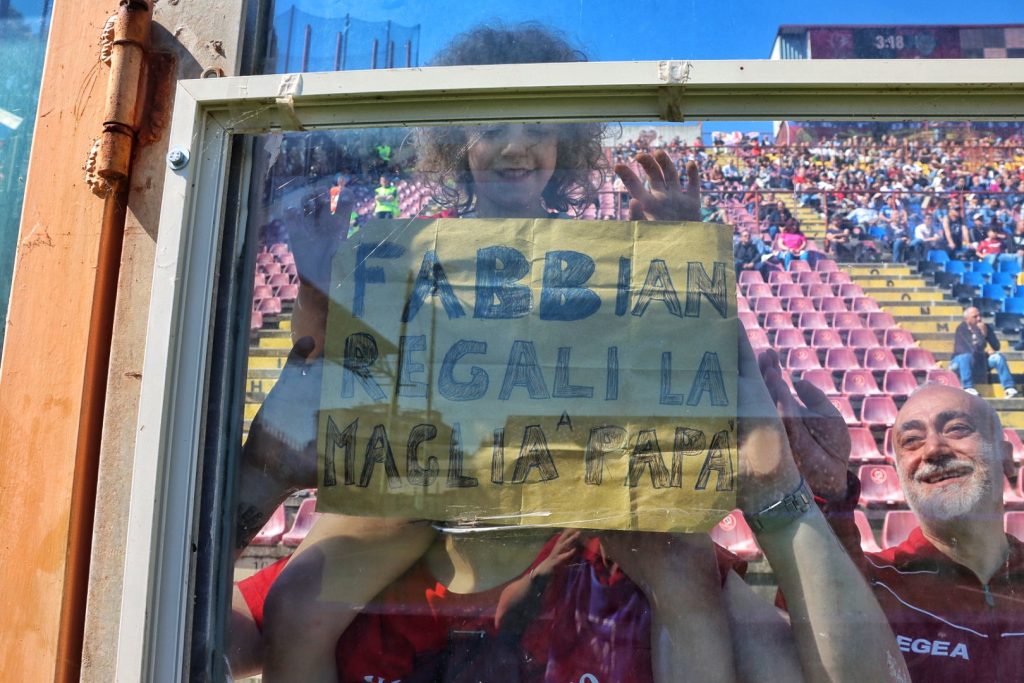 Reggina-Como tifoso chiede la maglia a Fabbian