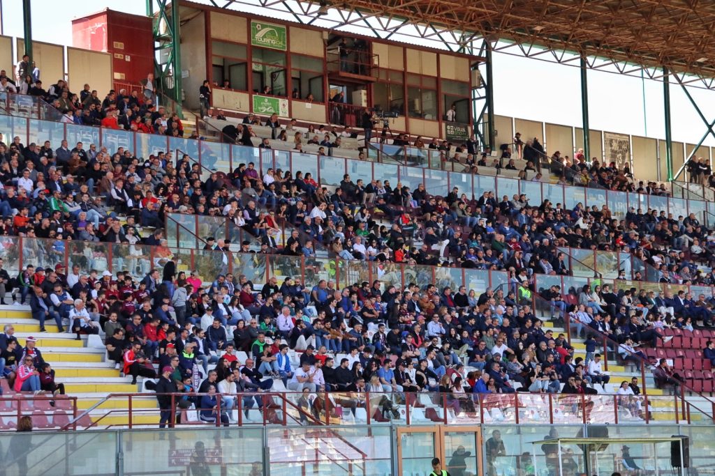 Reggina-Como tribuna coperta tifosi Granillo