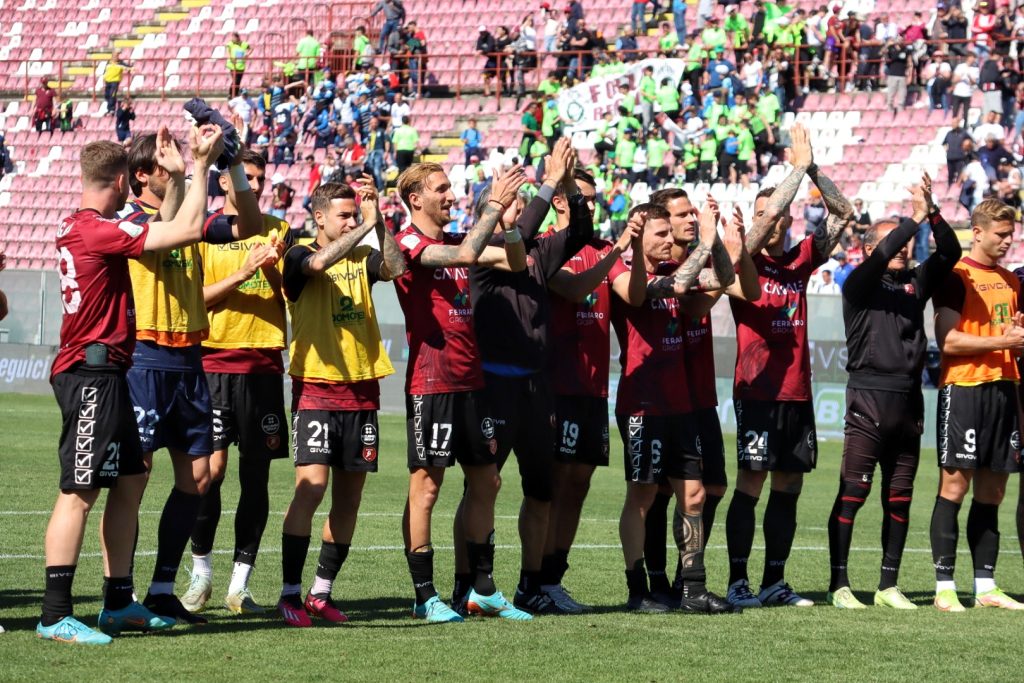 Reggina-Como festa finale con squadra sotto la Curva