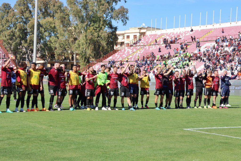 Reggina-Como festa finale con squadra sotto la Curva