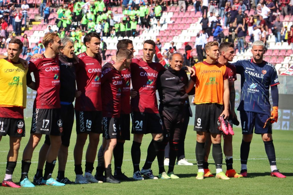 Reggina-Como festa finale con squadra sotto la Curva