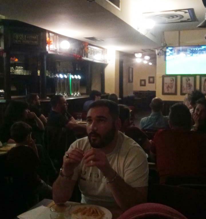 Tifosi della Reggina si riuniscono in un pub di Torino per i playoff (1)