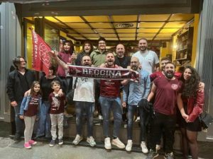 Tifosi della Reggina si riuniscono in un pub di Torino per i playoff (1)