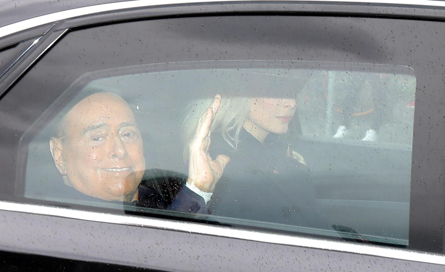 berlusconi esce dall’ospedale