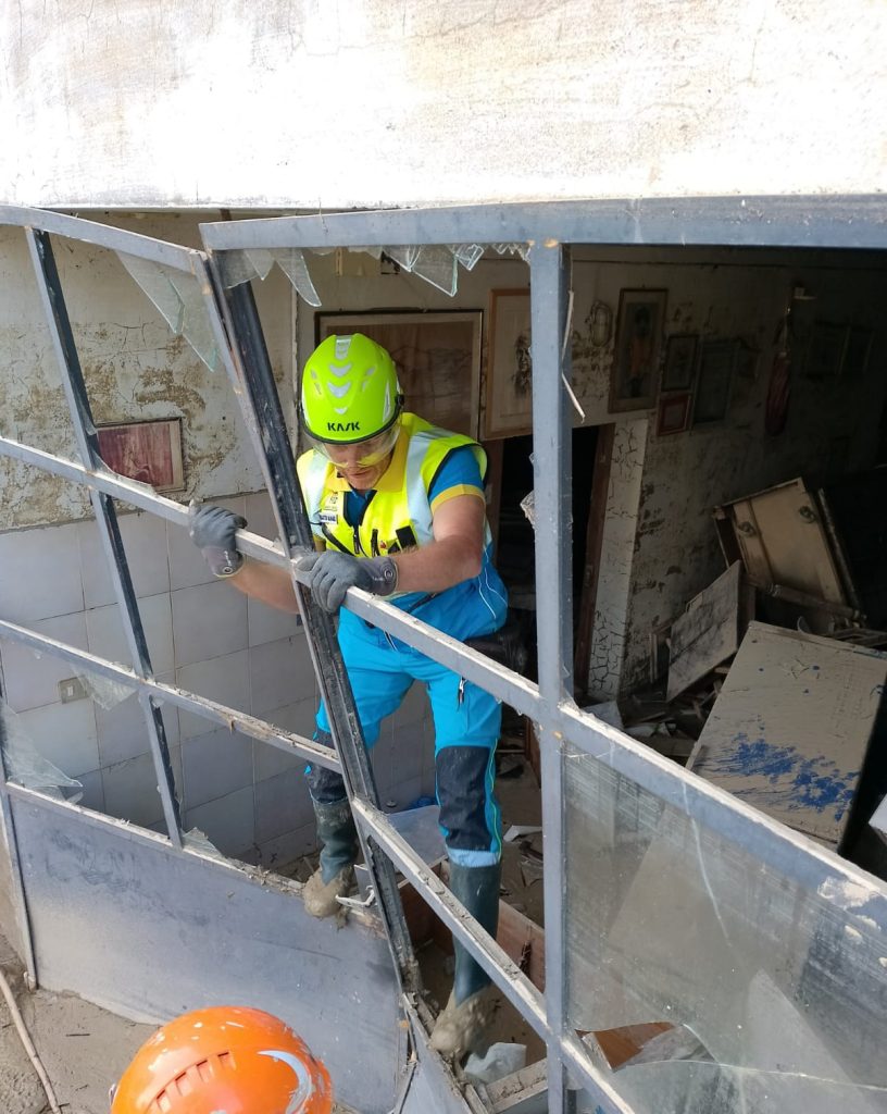 calabresi a lavoro a faenza per togliere il fango