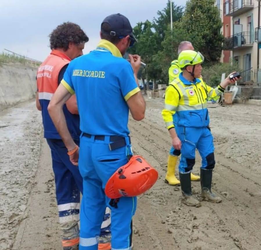 calabresi a lavoro a faenza per togliere il fango